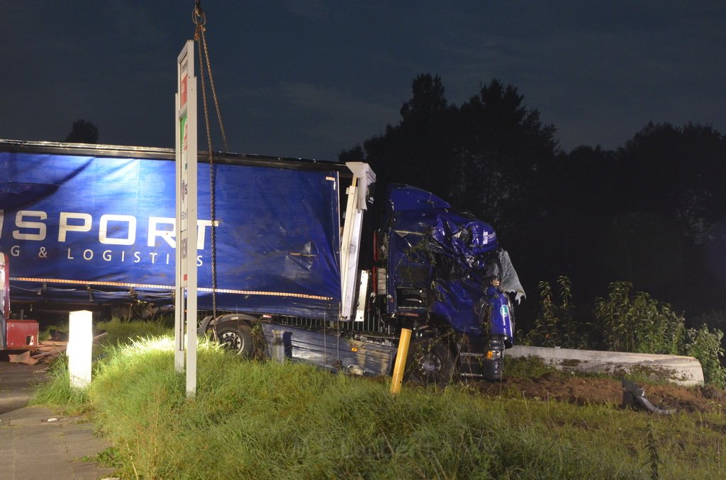 VU LKW umgestuerzt Feldkassel Industriestr Robert Boschstr P279.JPG